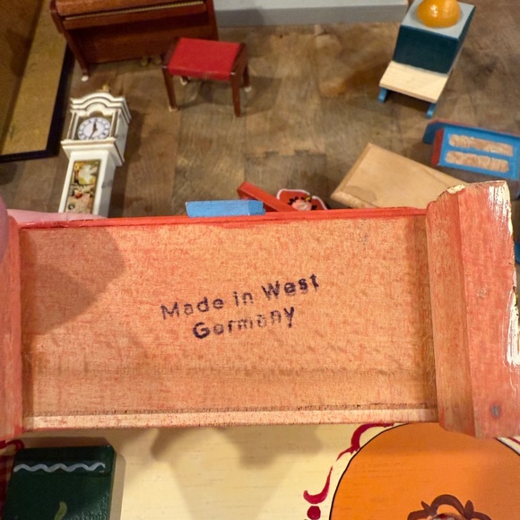 RARE Vintage Dora Kuhn Wooden Dollhouse & Hand Painted Furniture West Germany - Picture 8 of 16